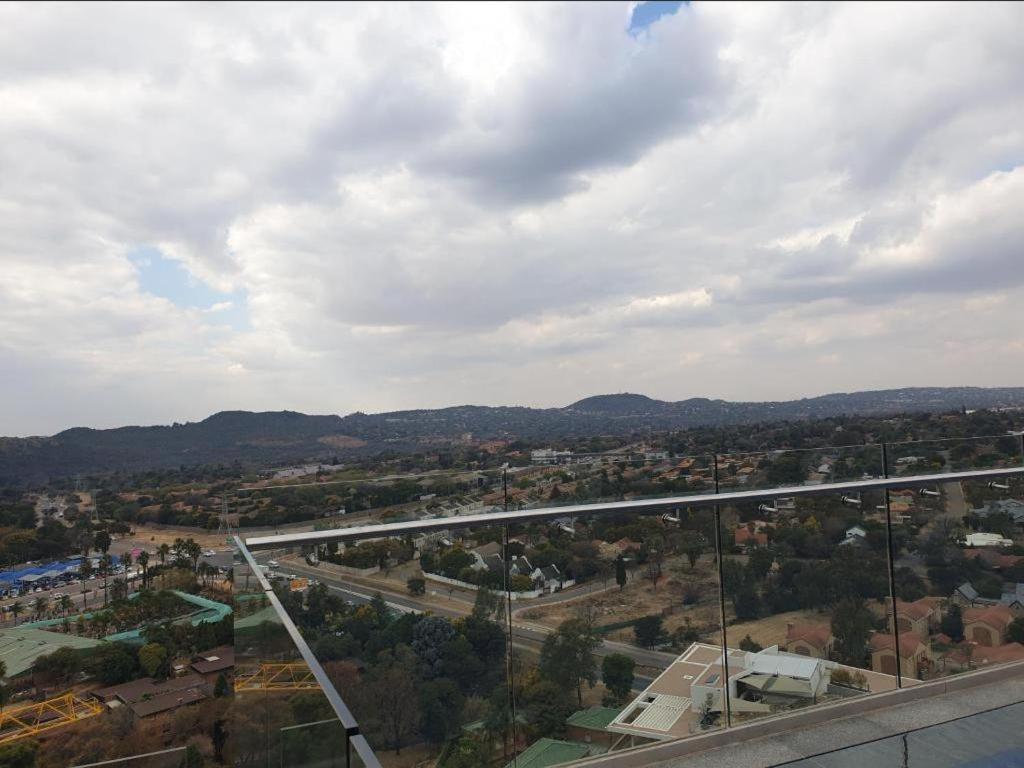 Menlyn Maine Apartments Претория Экстерьер фото